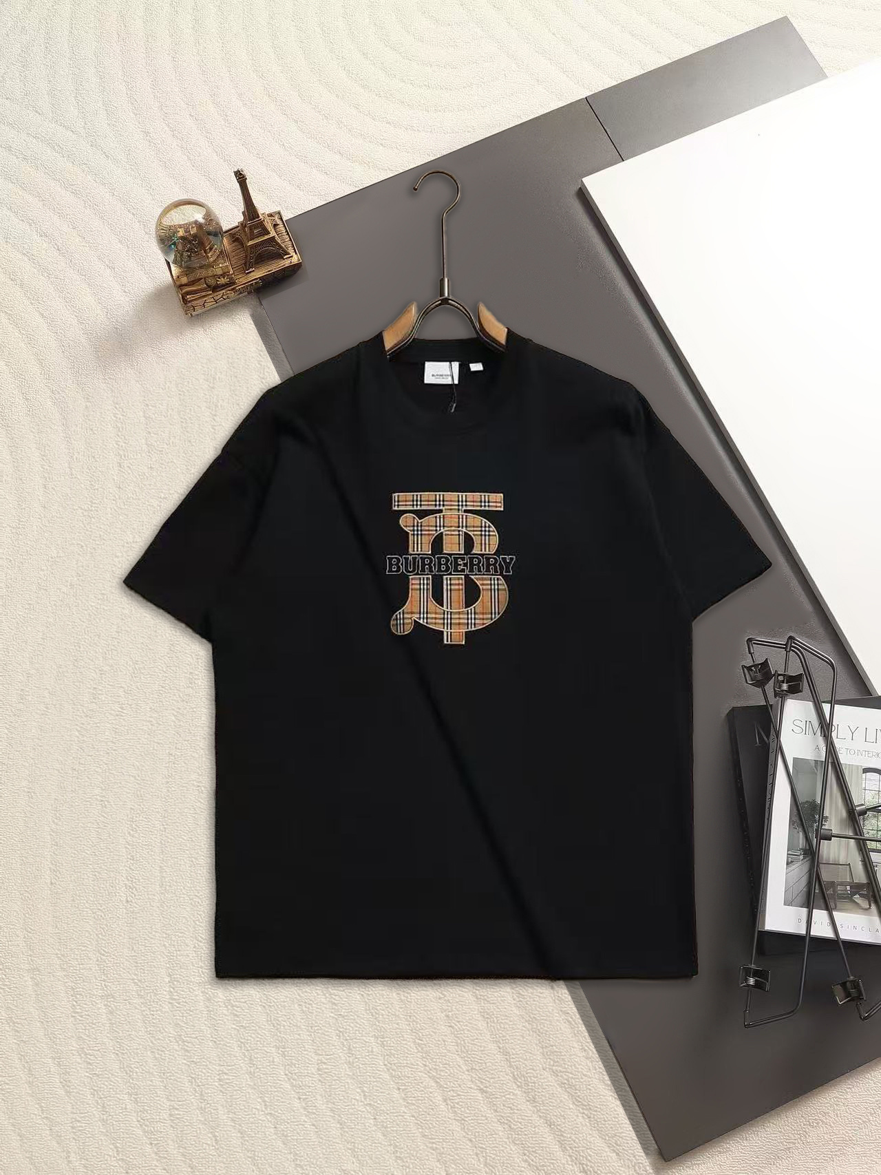 Burberry BBR 新款独家限定 巴宝莉 战马TB标格纹贴布字母刺绣 260克洗水面料T恤作为奢侈界的龙头