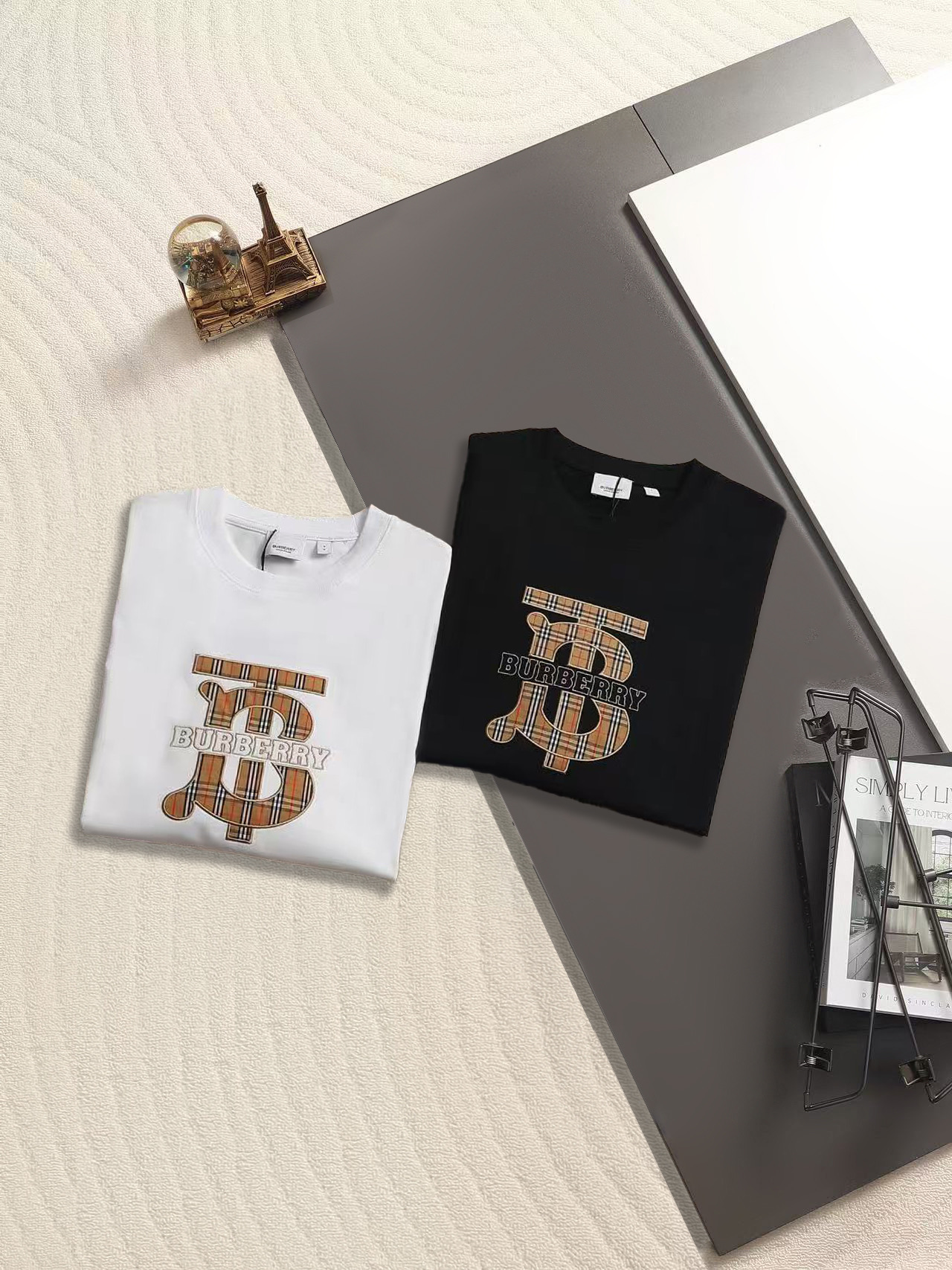 Burberry BBR 新款独家限定 巴宝莉 战马TB标格纹贴布字母刺绣 260克洗水面料T恤作为奢侈界的龙头
