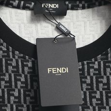 FENDI 芬迪 满幅老花提花短袖T恤 字母提花毛巾T恤 针织提花短袖 定制面料采用威化布织法,提花针 FENDI 芬迪 满幅老花提花短袖T恤 字母提花毛巾T恤 针织提花短袖 定制面料采用威化布织法,提花针