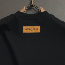 Louis Vuitton/路易威登 高级胸前印花工艺经典Logo标识精致升级,灵感源自八十年代复古刺绣 Louis Vuitton/路易威登 高级胸前印花工艺经典Logo标识精致升级,灵感源自八十年代复古刺绣