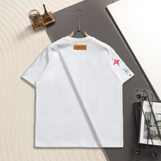 Louis Vuitton/路易威登 高级胸前印花工艺经典Logo标识精致升级,灵感源自八十年代复古刺绣 Louis Vuitton/路易威登 高级胸前印花工艺经典Logo标识精致升级,灵感源自八十年代复古刺绣