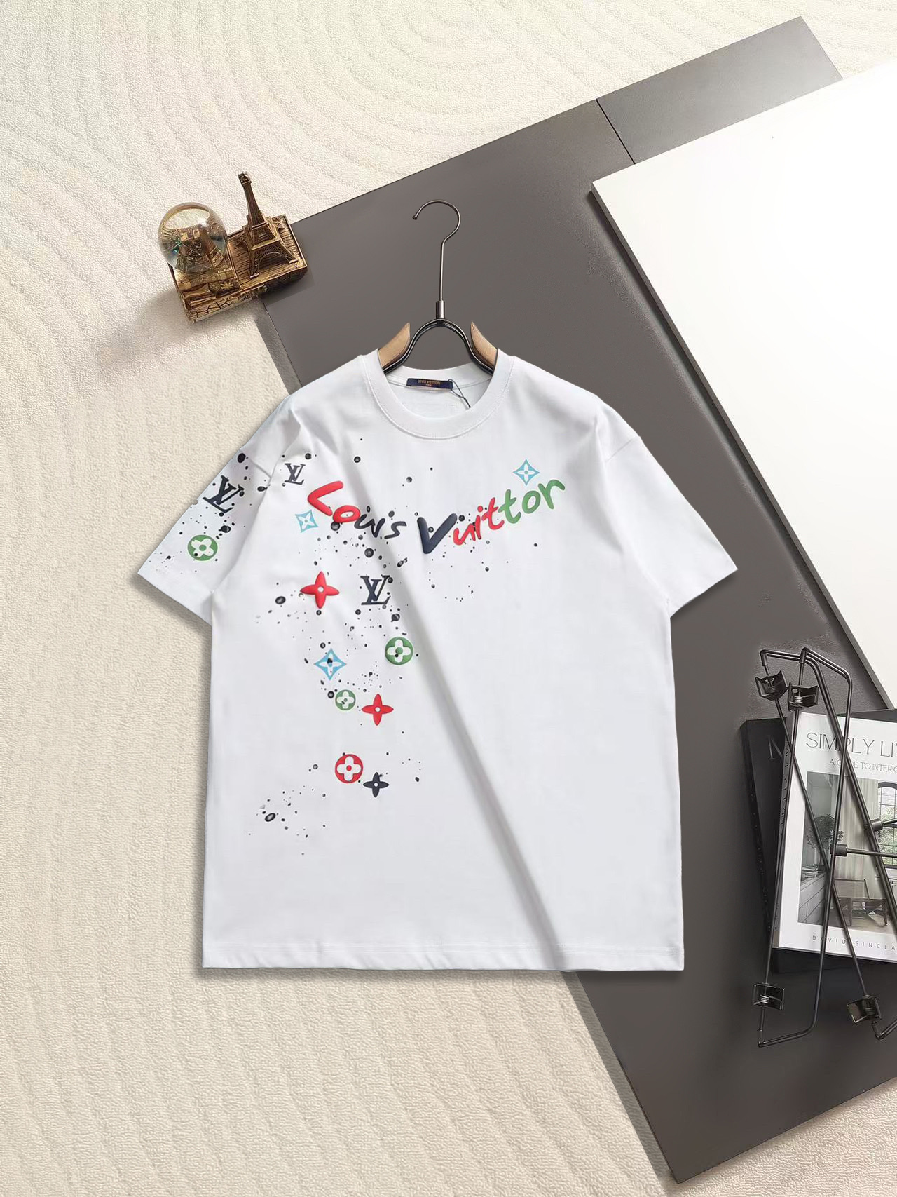 Louis Vuitton/路易威登 高级胸前印花工艺经典Logo标识精致升级，灵感源自八十年代复古刺绣