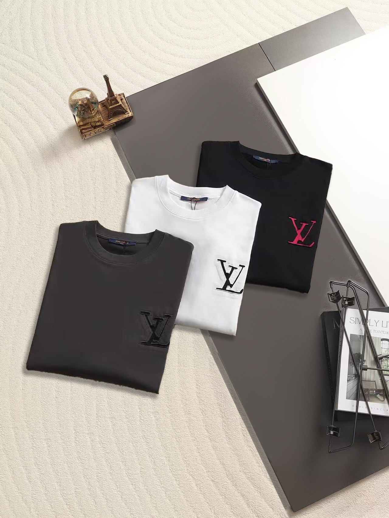 Louis Vuitton 路易威登（Louis Vuitton）** 风格的简约标识款贴布绣短袖 T 恤 核心设计以高对比度贴布绣突出品牌标识