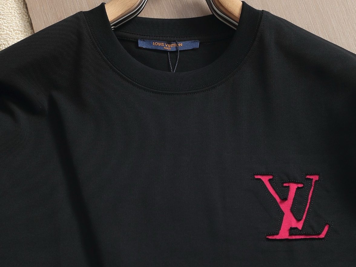 Louis Vuitton 路易威登（Louis Vuitton）** 风格的简约标识款贴布绣短袖 T 恤 核心设计以高对比度贴布绣突出品牌标识