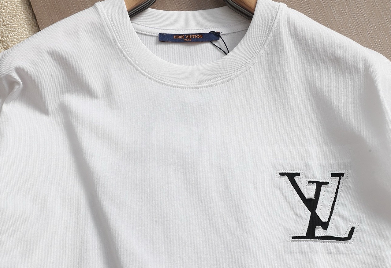 Louis Vuitton 路易威登（Louis Vuitton）** 风格的简约标识款贴布绣短袖 T 恤 核心设计以高对比度贴布绣突出品牌标识