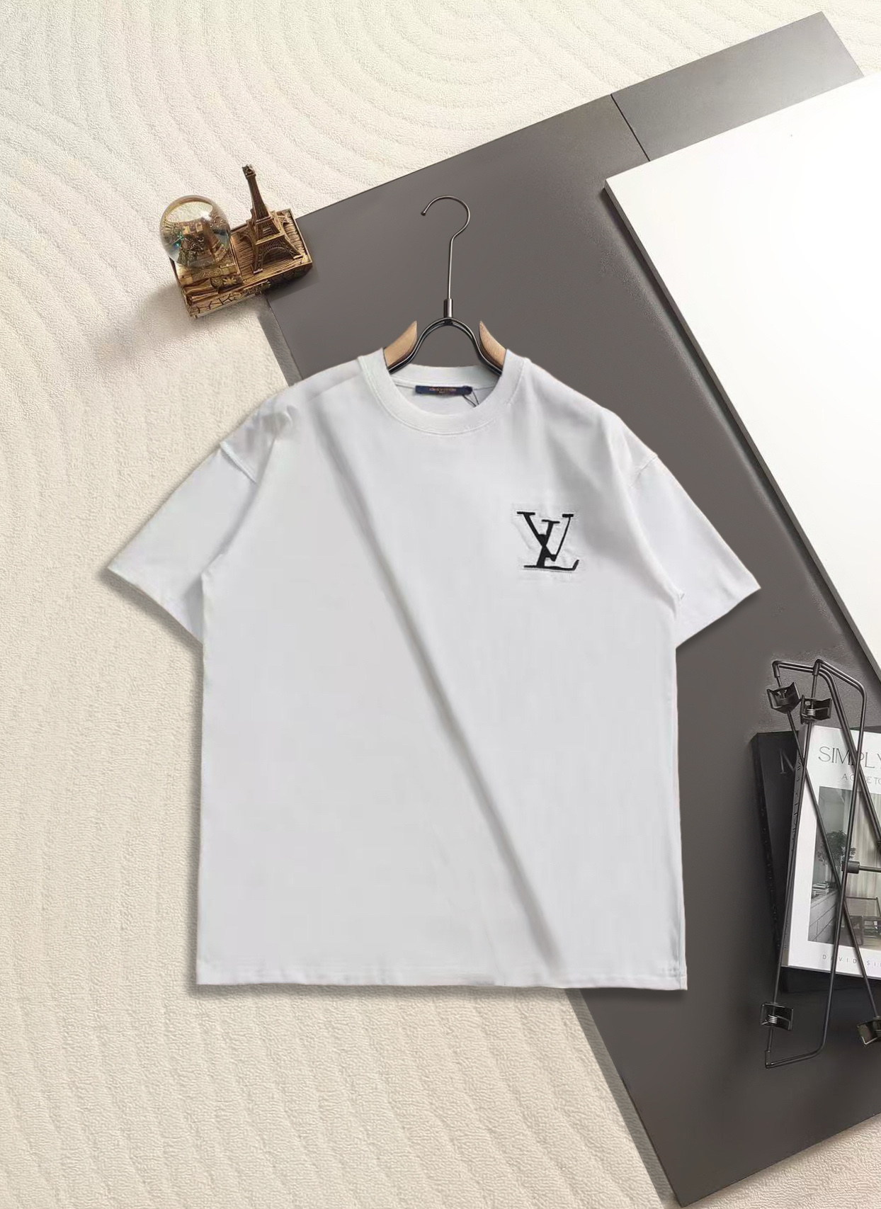 Louis Vuitton 路易威登（Louis Vuitton）** 风格的简约标识款贴布绣短袖 T 恤 核心设计以高对比度贴布绣突出品牌标识