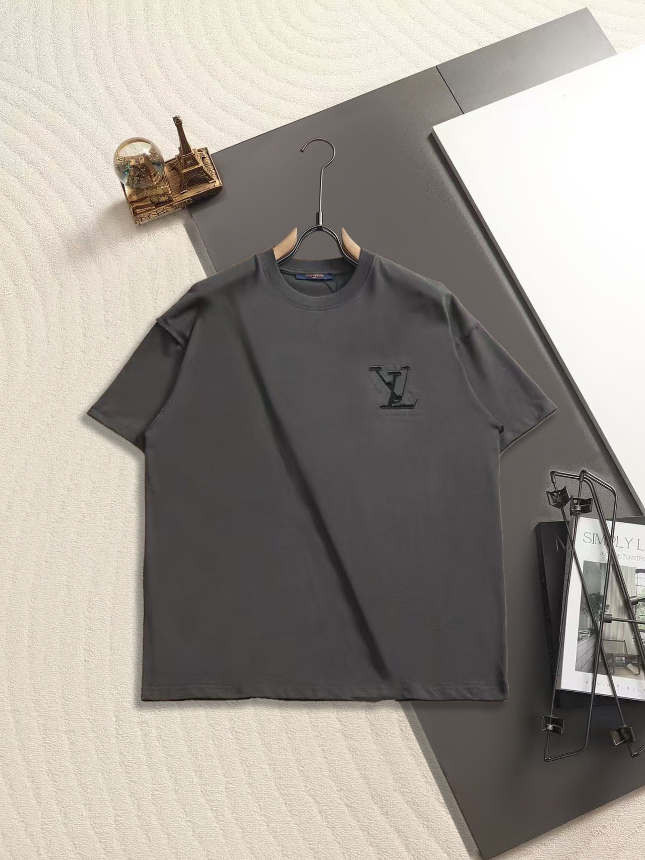 Louis Vuitton 路易威登（Louis Vuitton）** 风格的简约标识款贴布绣短袖 T 恤 核心设计以高对比度贴布绣突出品牌标识