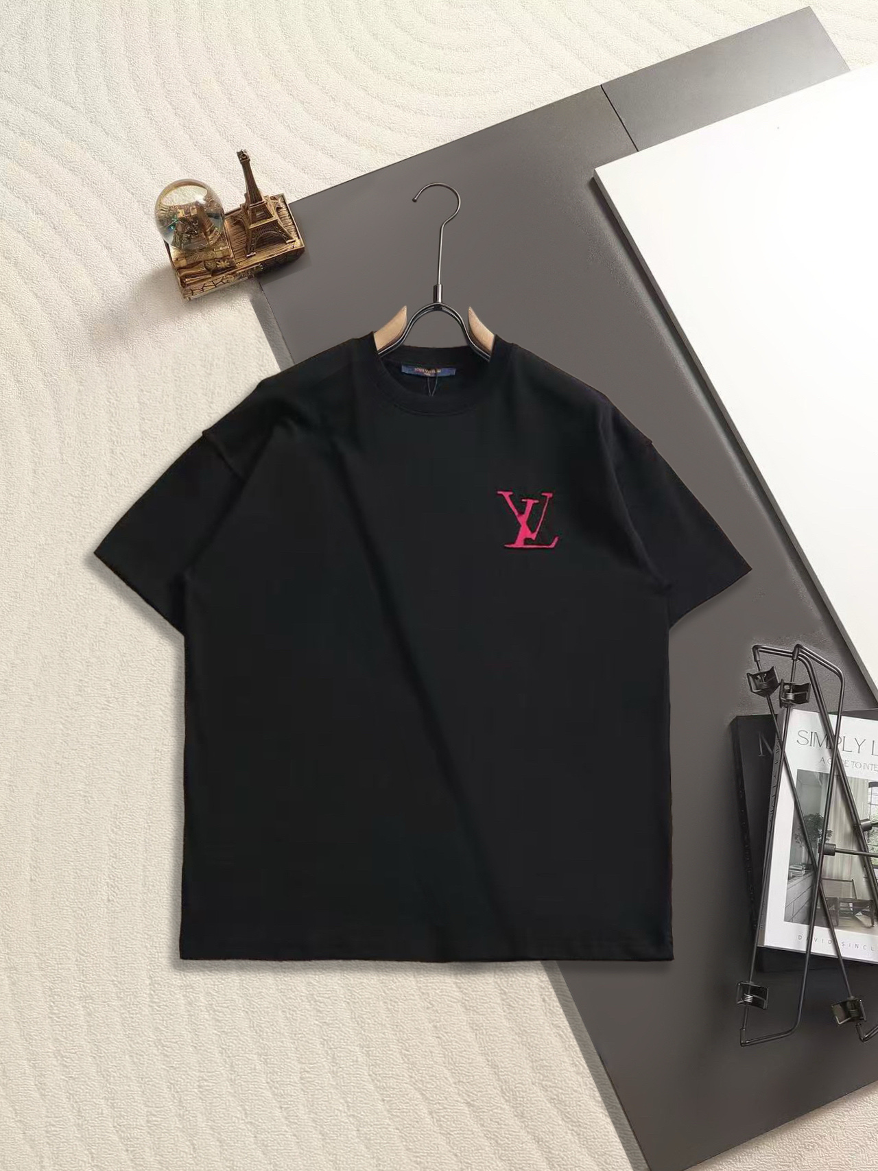 Louis Vuitton 路易威登（Louis Vuitton）** 风格的简约标识款贴布绣短袖 T 恤 核心设计以高对比度贴布绣突出品牌标识