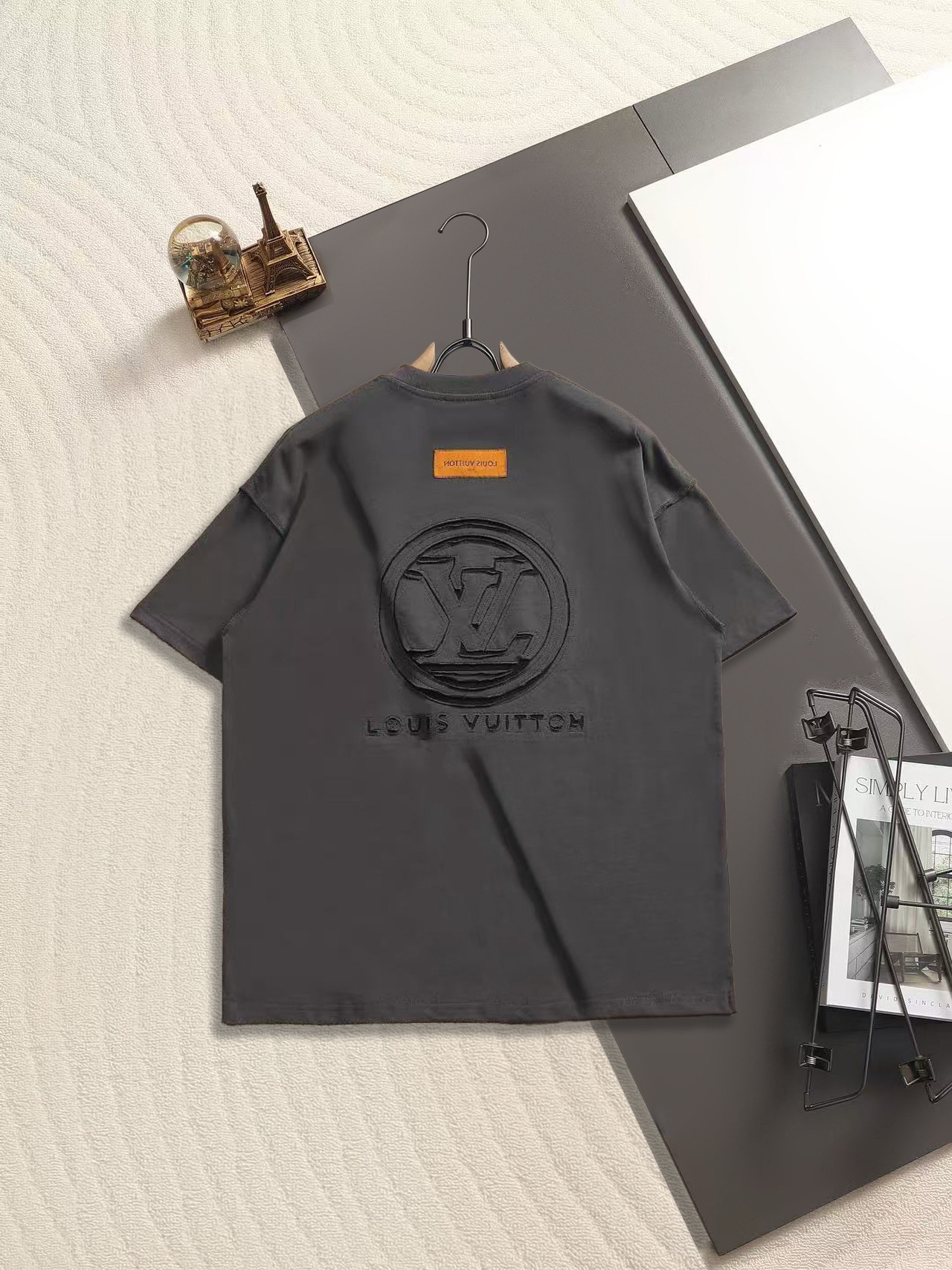 Louis Vuitton 路易威登（Louis Vuitton）** 风格的简约标识款贴布绣短袖 T 恤 核心设计以高对比度贴布绣突出品牌标识