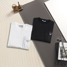 普拉达(Prada)的经典机能风尼龙三角标口袋短袖,属于品牌标志性 Re-Nylon 系列休闲单品,左胸 普拉达(Prada)的经典机能风尼龙三角标口袋短袖,属于品牌标志性 Re-Nylon 系列休闲单品,左胸