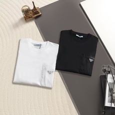 普拉达(Prada)的经典机能风尼龙三角标口袋短袖,属于品牌标志性 Re-Nylon 系列休闲单品,左胸 普拉达(Prada)的经典机能风尼龙三角标口袋短袖,属于品牌标志性 Re-Nylon 系列休闲单品,左胸