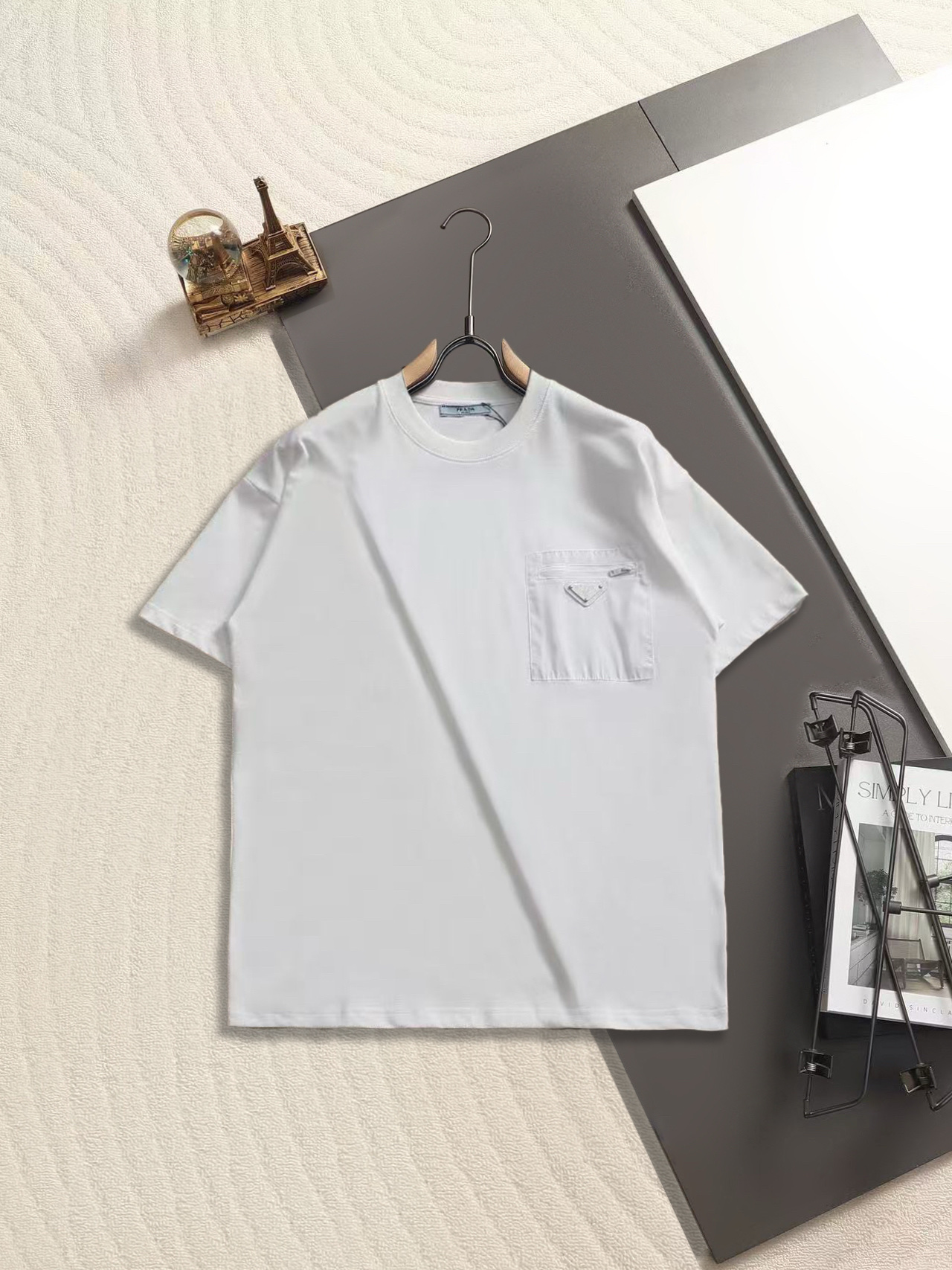 普拉达（Prada）的经典机能风尼龙三角标口袋短袖，属于品牌标志性 Re-Nylon 系列休闲单品，左胸