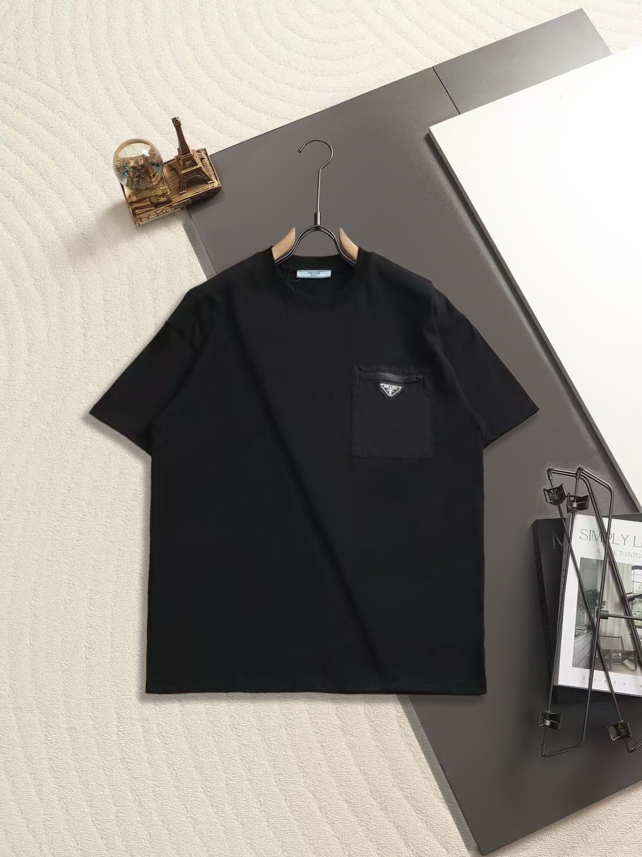 普拉达（Prada）的经典机能风尼龙三角标口袋短袖，属于品牌标志性 Re-Nylon 系列休闲单品，左胸