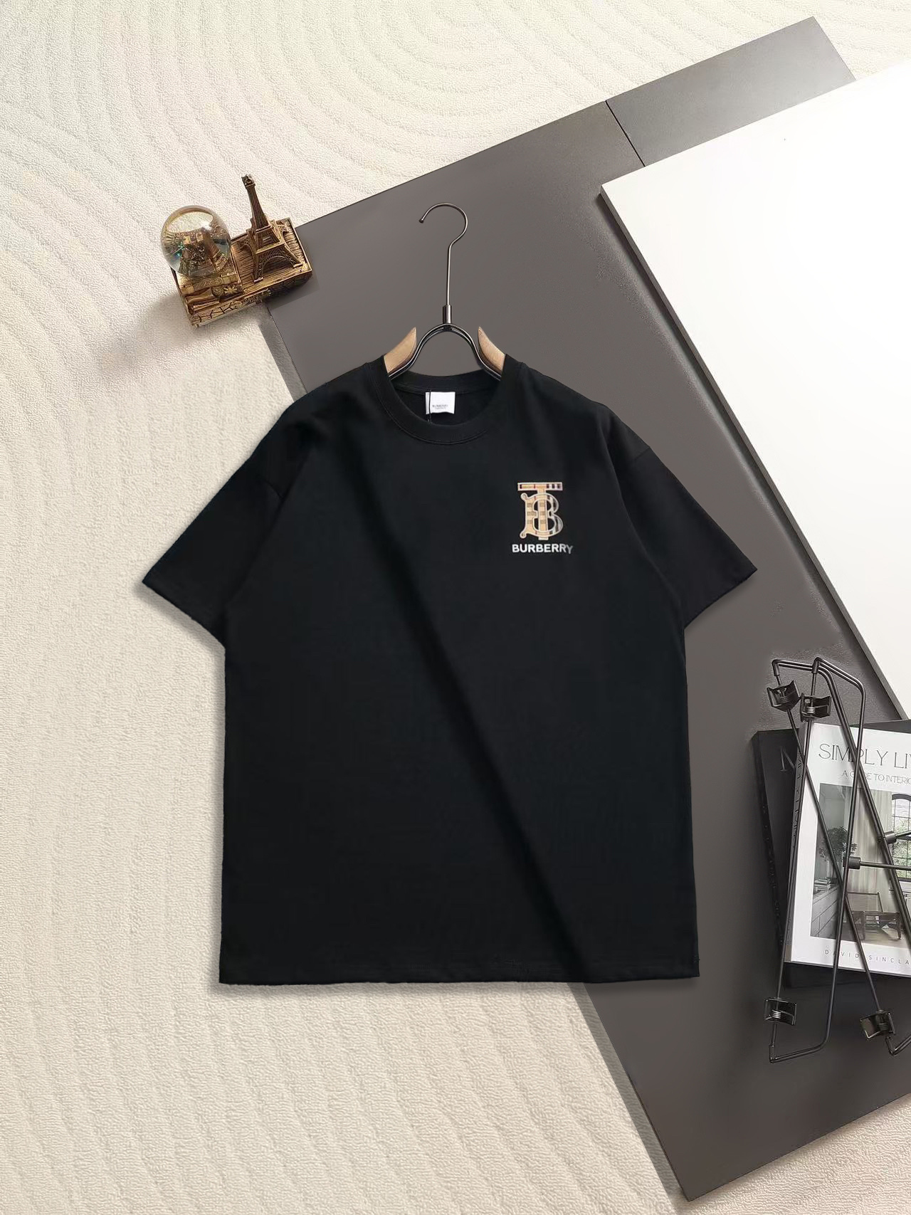 巴宝莉 BURBERRYBURBERRY 巴宝莉 刺绣TB小Logo经典精致升级，灵感源自八十年代复古原