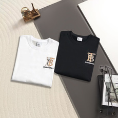 巴宝莉 BURBERRYBURBERRY 巴宝莉 刺绣TB小Logo经典精致升级,灵感源自八十年代复古原 巴宝莉 BURBERRYBURBERRY 巴宝莉 刺绣TB小Logo经典精致升级,灵感源自八十年代复古原
