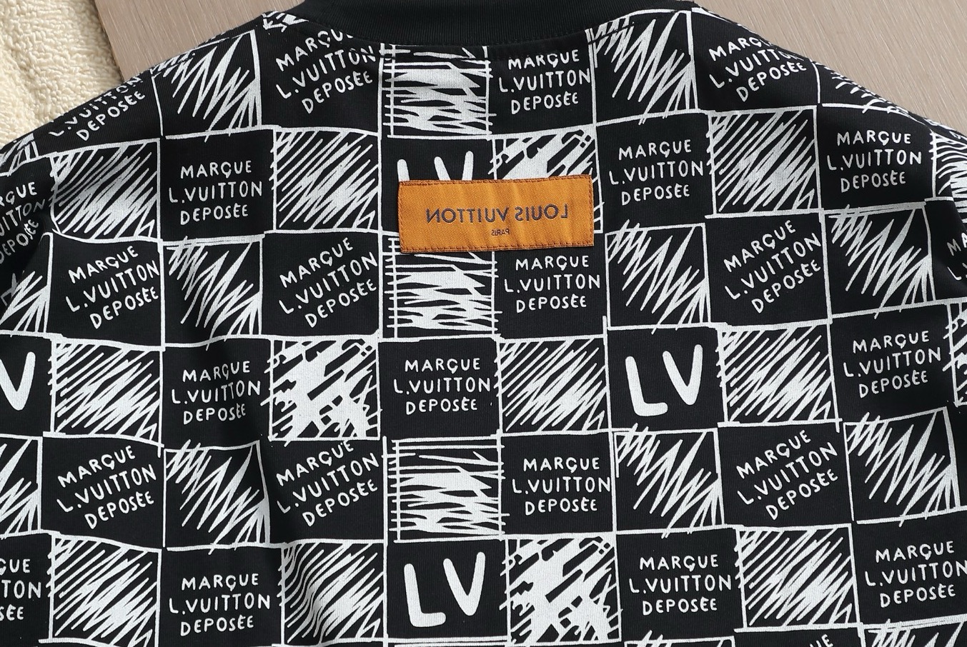 Louis Vuitton Louis Vuitton 棋盘格拼接短袖 T 恤 路易威登秋冬涂鸦系列的标志性单品