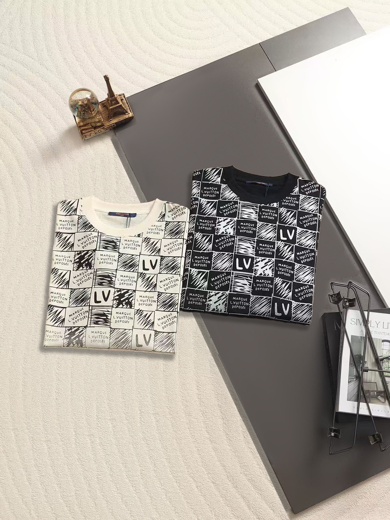 Louis Vuitton Louis Vuitton 棋盘格拼接短袖 T 恤 路易威登秋冬涂鸦系列的标志性单品