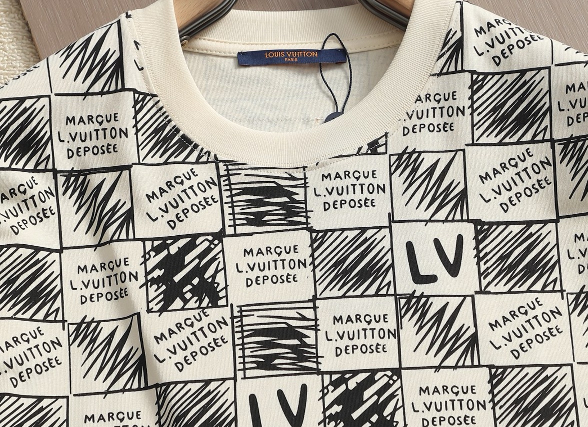 Louis Vuitton Louis Vuitton 棋盘格拼接短袖 T 恤 路易威登秋冬涂鸦系列的标志性单品