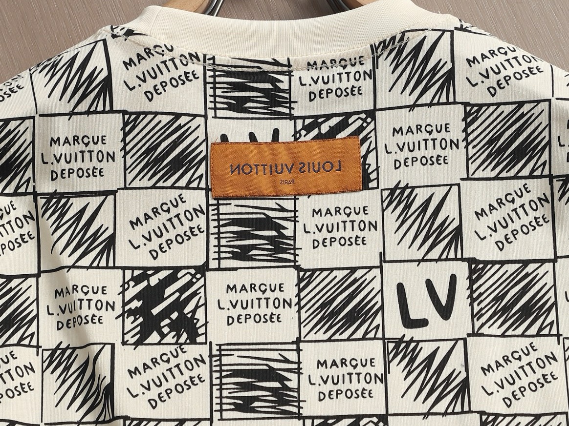 Louis Vuitton Louis Vuitton 棋盘格拼接短袖 T 恤 路易威登秋冬涂鸦系列的标志性单品