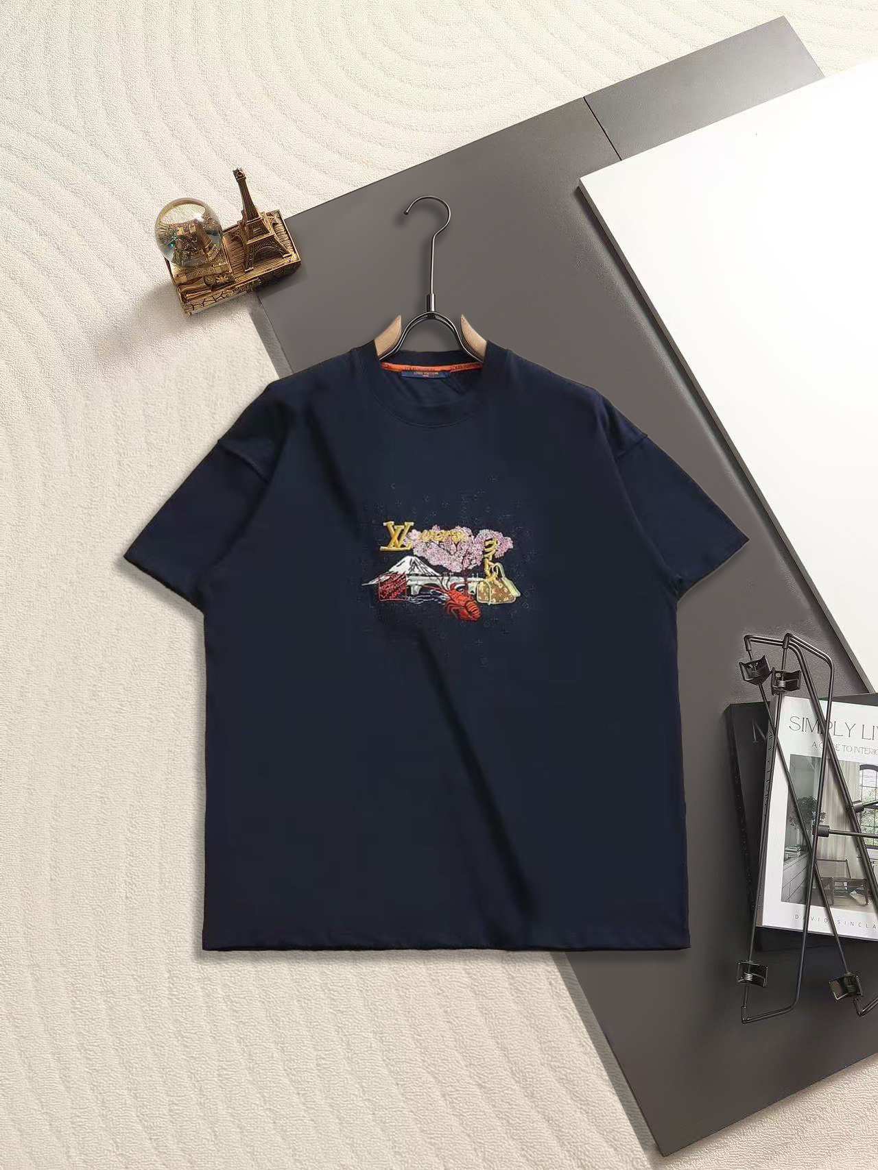 Louis Vuitton 路易威登（Louis Vuitton）日式元素刺绣地域限定款短袖 T 恤 核心设计融合了 LV 标识与日式标志性元素