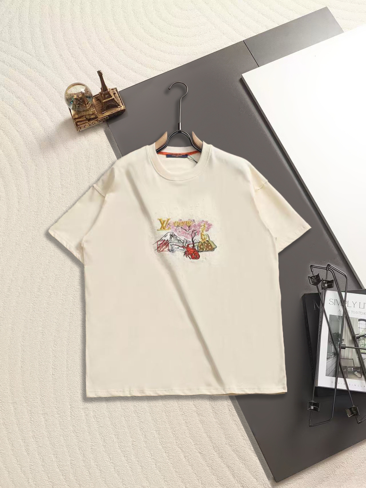 Louis Vuitton 路易威登（Louis Vuitton）日式元素刺绣地域限定款短袖 T 恤 核心设计融合了 LV 标识与日式标志性元素