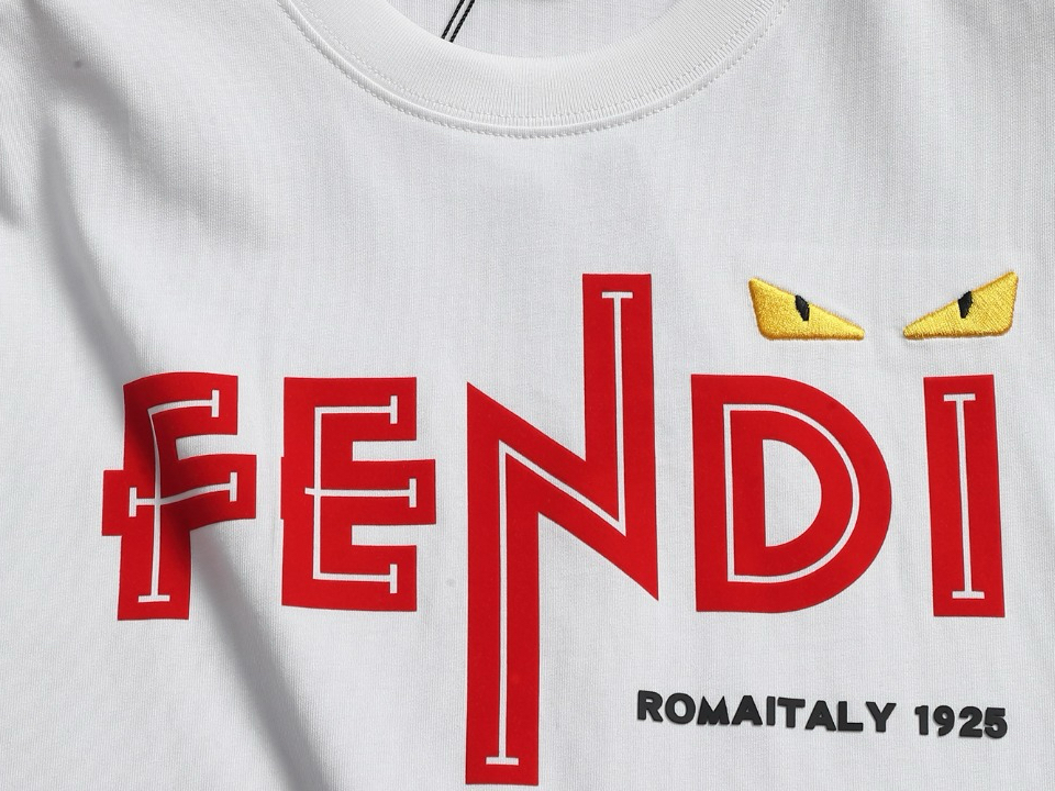 Fendi FENDI 小怪兽系列 T 恤 甄选高支棉料 软而有型不塌肩 标志性红调品牌字母 + 黄色恶魔眼刺绣