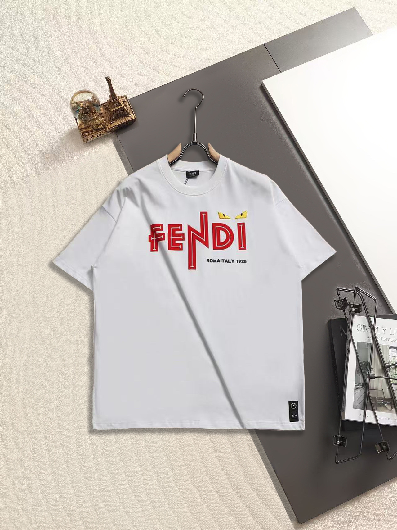 Fendi FENDI 小怪兽系列 T 恤 甄选高支棉料 软而有型不塌肩 标志性红调品牌字母 + 黄色恶魔眼刺绣