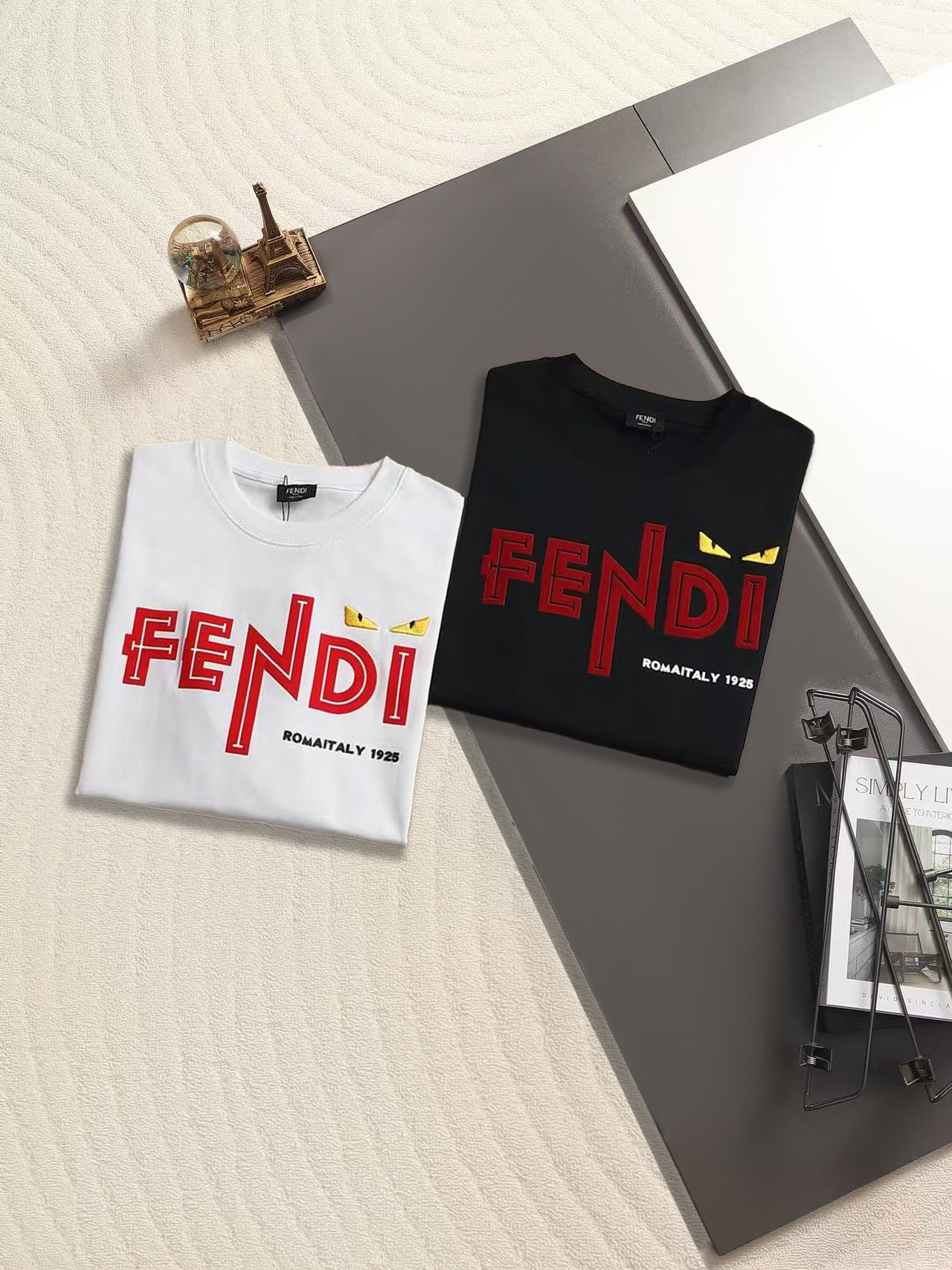 Fendi FENDI 小怪兽系列 T 恤 甄选高支棉料 软而有型不塌肩 标志性红调品牌字母 + 黄色恶魔眼刺绣
