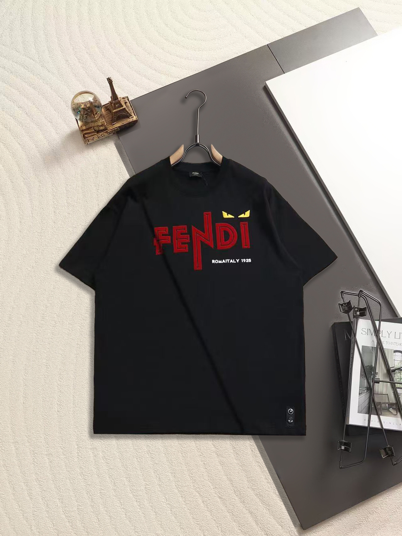 Fendi FENDI 小怪兽系列 T 恤 甄选高支棉料 软而有型不塌肩 标志性红调品牌字母 + 黄色恶魔眼刺绣