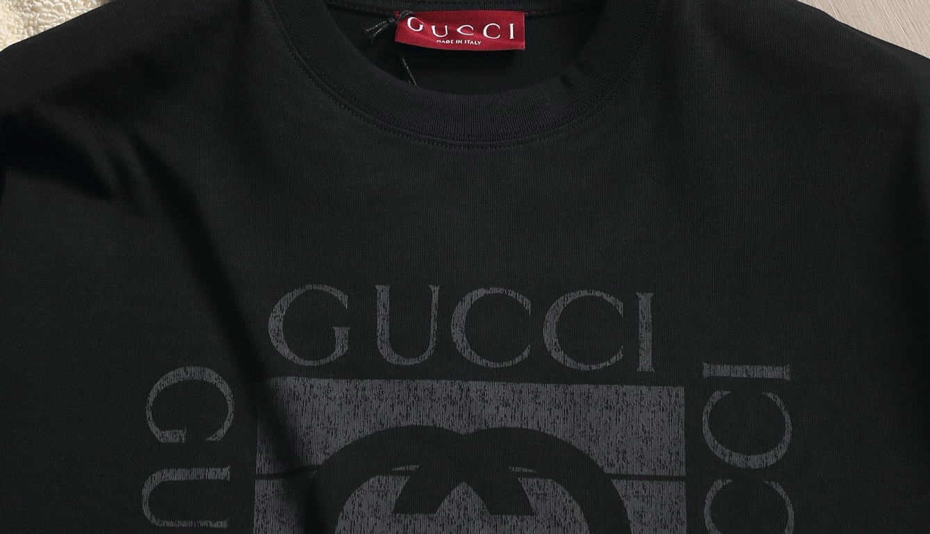 Gucci gucci 古驰春夏最新款胸口logo 双G字母印花 圆领 短袖T恤 260g纯棉面料 贴肤舒适