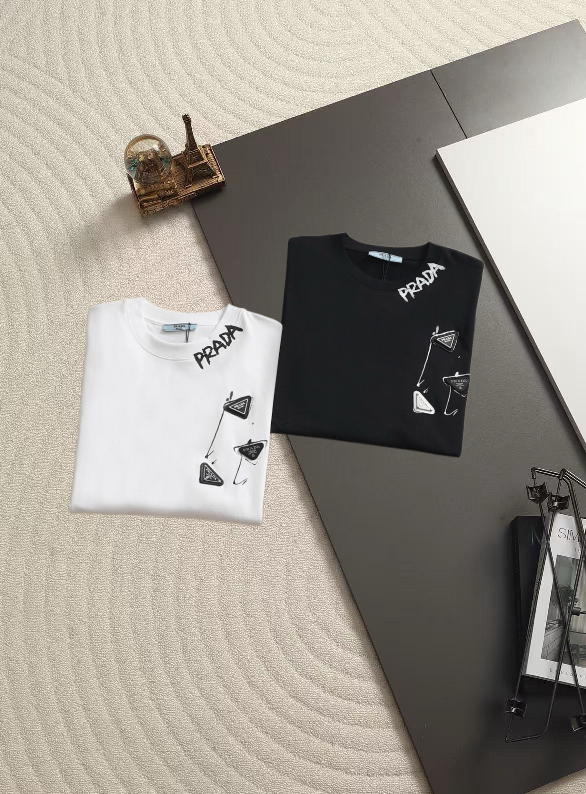 Prada PRADA 普拉达 三角标字母的涂鸦艺术风短袖 领口斜向印有手写涂鸦风格的「PRADA」字样
