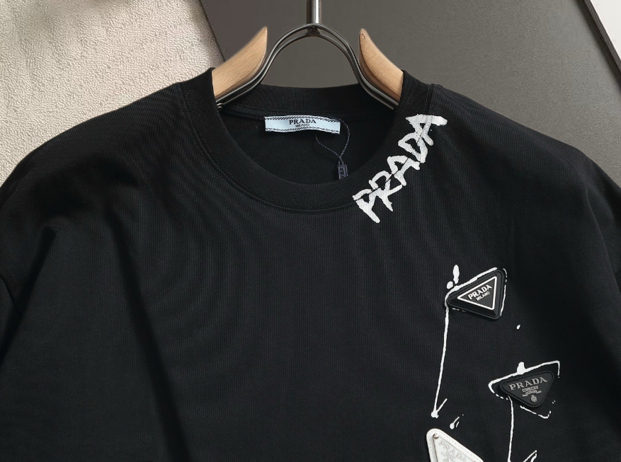 Prada PRADA 普拉达 三角标字母的涂鸦艺术风短袖 领口斜向印有手写涂鸦风格的「PRADA」字样