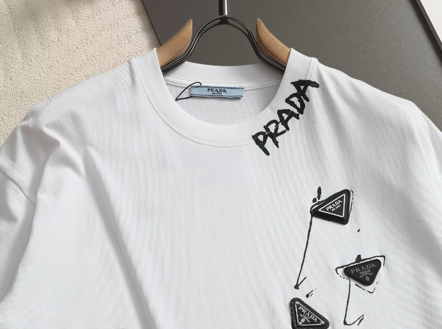 Prada PRADA 普拉达 三角标字母的涂鸦艺术风短袖 领口斜向印有手写涂鸦风格的「PRADA」字样