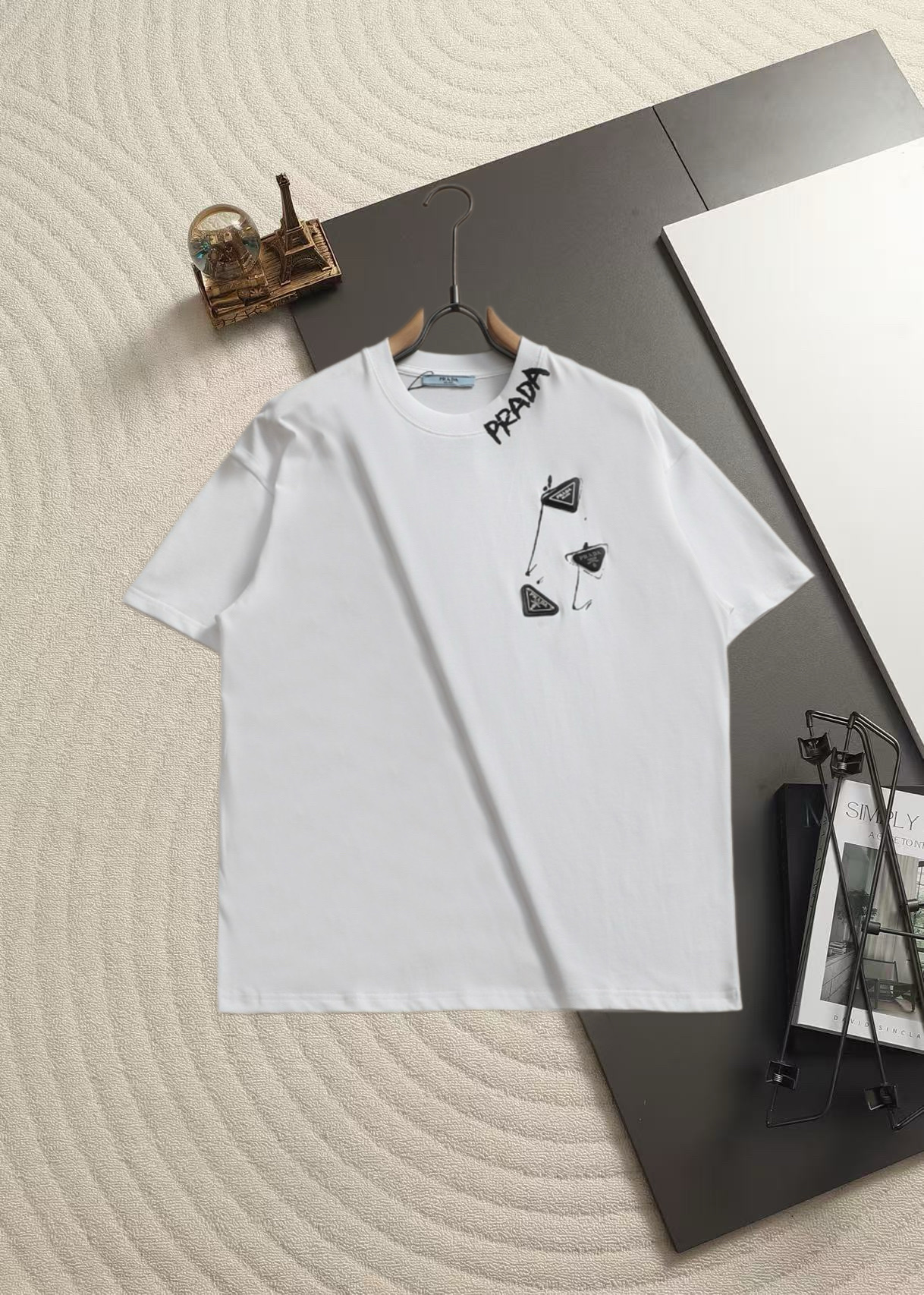 Prada PRADA 普拉达 三角标字母的涂鸦艺术风短袖 领口斜向印有手写涂鸦风格的「PRADA」字样