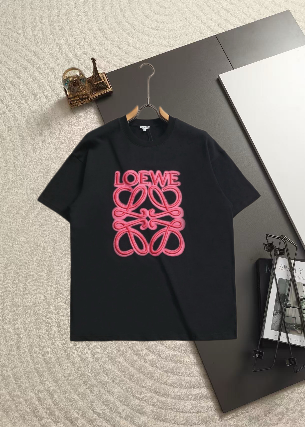 Loewe LOEWE /罗意威霓虹刺绣荧光粉短袖T恤 面料采用纯棉精梳棉260g面料 绣花采用立体工艺