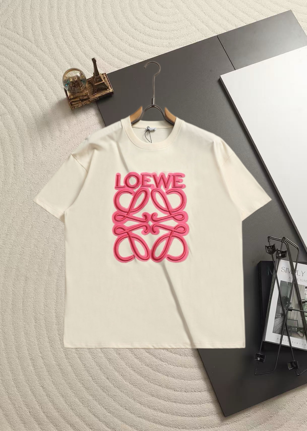 Loewe LOEWE /罗意威霓虹刺绣荧光粉短袖T恤 面料采用纯棉精梳棉260g面料 绣花采用立体工艺