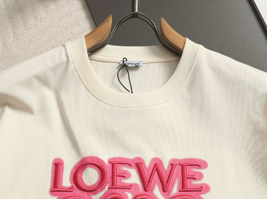 Loewe LOEWE /罗意威霓虹刺绣荧光粉短袖T恤 面料采用纯棉精梳棉260g面料 绣花采用立体工艺