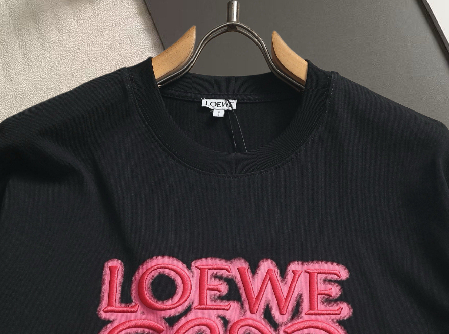 Loewe LOEWE /罗意威霓虹刺绣荧光粉短袖T恤 面料采用纯棉精梳棉260g面料 绣花采用立体工艺