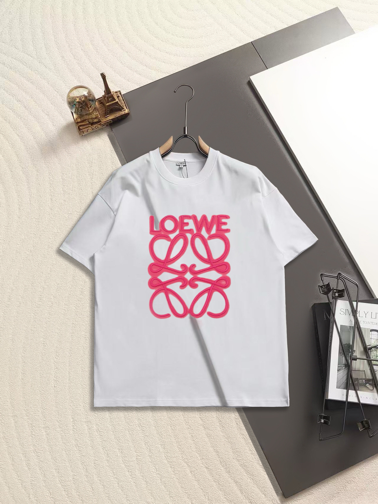 Loewe LOEWE /罗意威霓虹刺绣荧光粉短袖T恤 面料采用纯棉精梳棉260g面料 绣花采用立体工艺