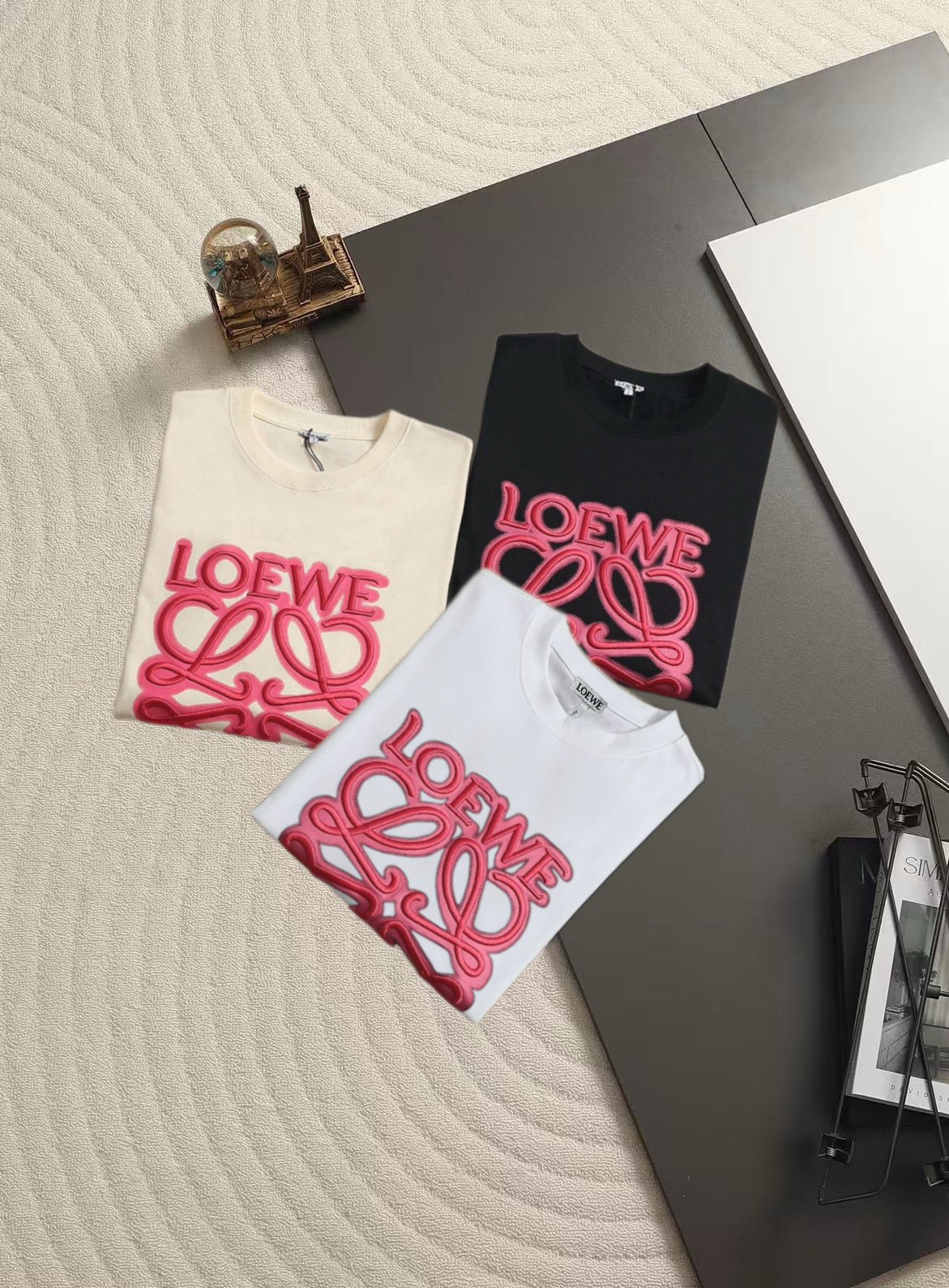 Loewe LOEWE /罗意威霓虹刺绣荧光粉短袖T恤 面料采用纯棉精梳棉260g面料 绣花采用立体工艺