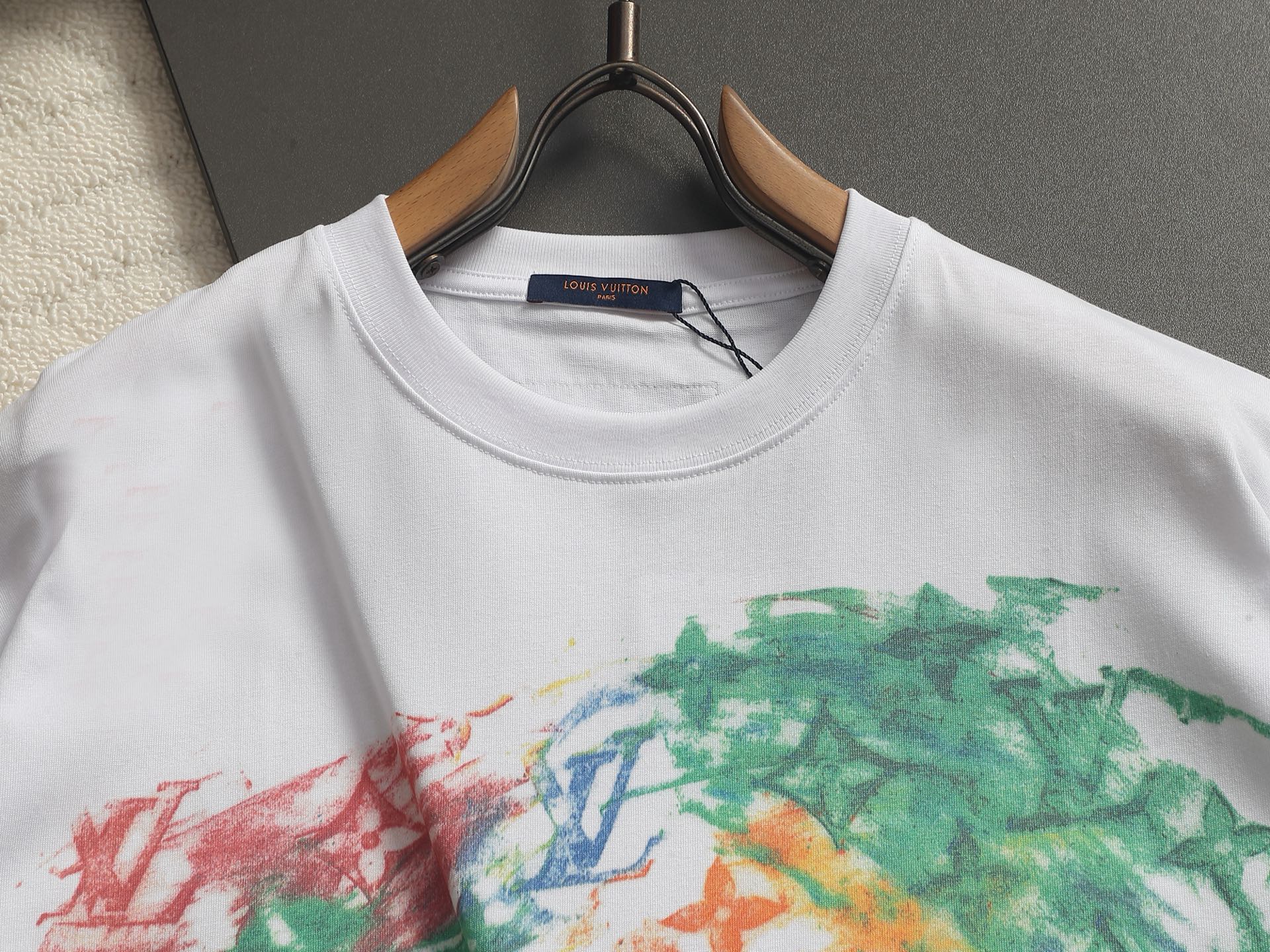 Louis Vuitton Louis Vuitton 路易威登 彩绘素描短袖也是当季主线元素 进口数码印花工艺