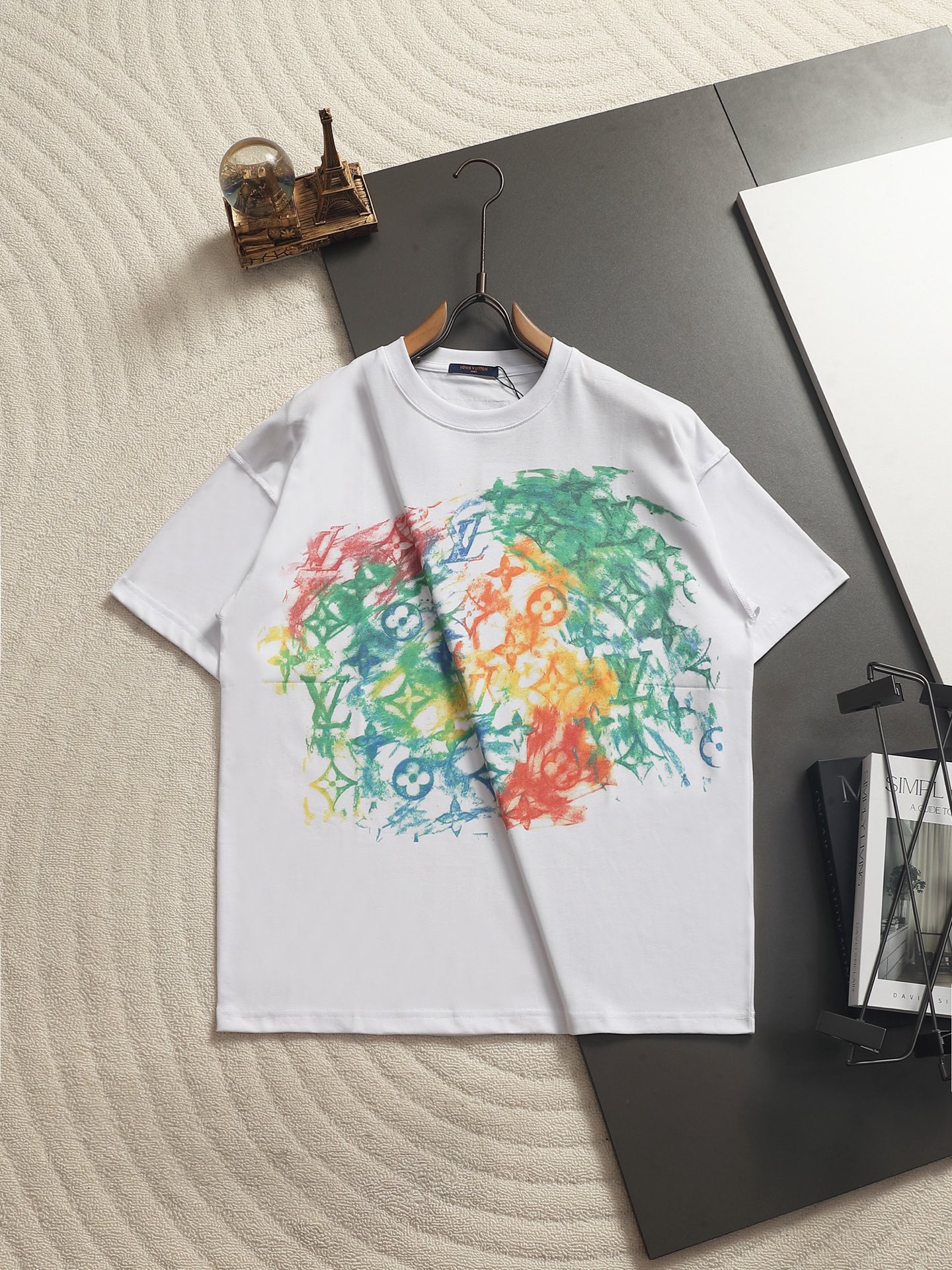 Louis Vuitton Louis Vuitton 路易威登 彩绘素描短袖也是当季主线元素 进口数码印花工艺