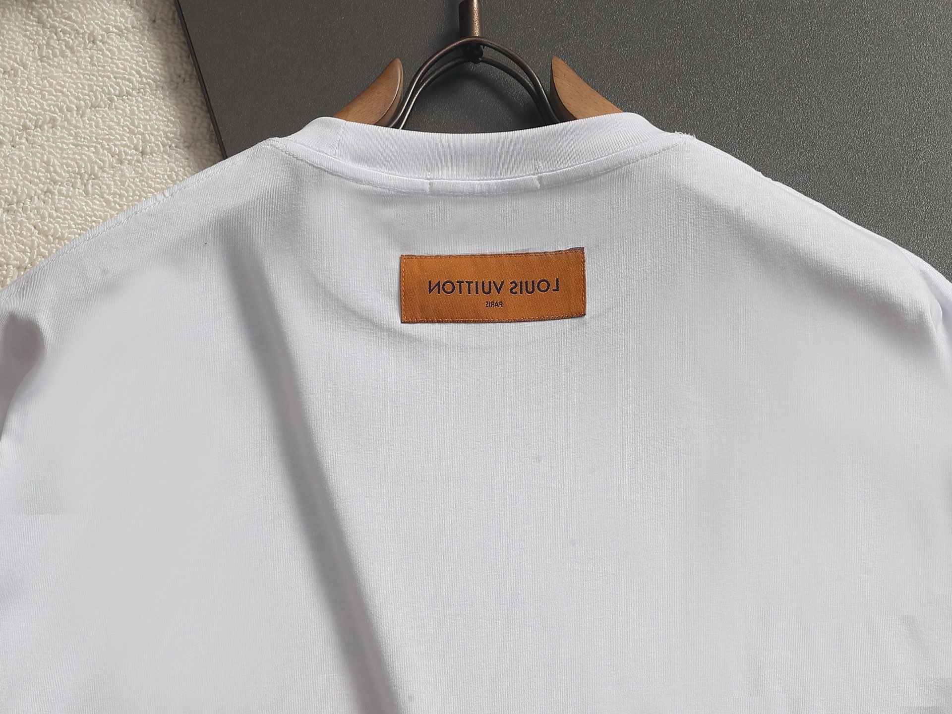 Louis Vuitton Louis Vuitton 路易威登 彩绘素描短袖也是当季主线元素 进口数码印花工艺