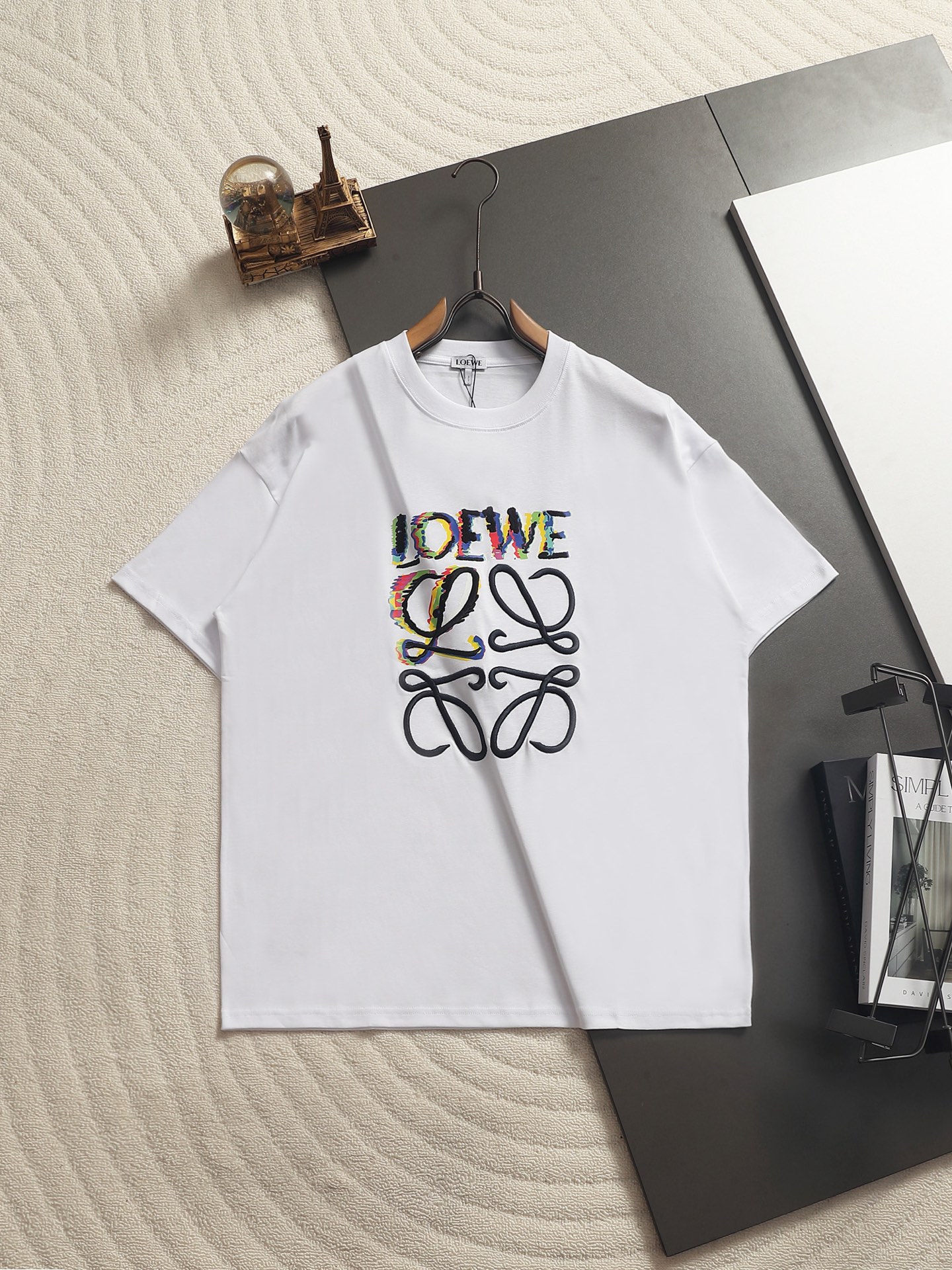 Loewe 高品质 LOEW 罗意威渐变刺绣 T恤 质棉质平纹针织圆领 T 恤 正面 LOEWE 渐变印花和 LOGO 图案立体刺绣