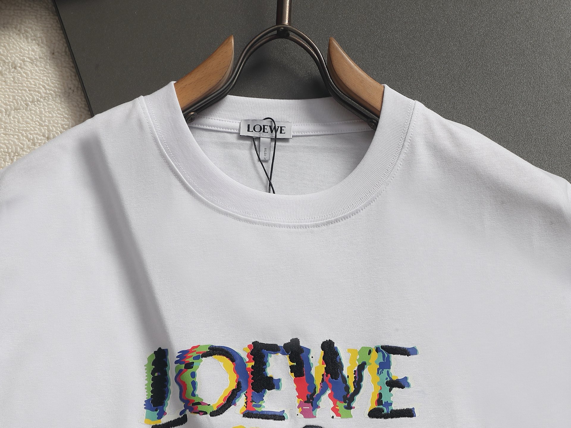 Loewe 高品质 LOEW 罗意威渐变刺绣 T恤 质棉质平纹针织圆领 T 恤 正面 LOEWE 渐变印花和 LOGO 图案立体刺绣