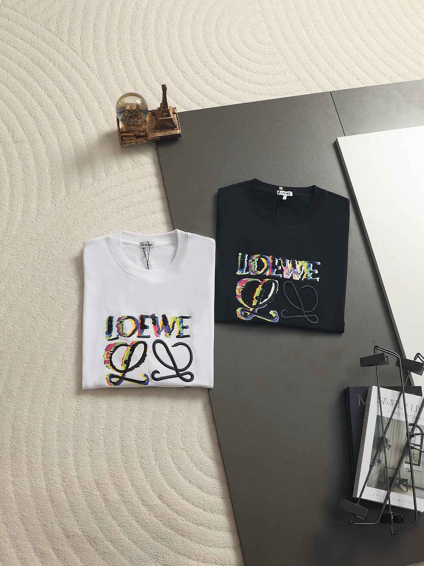 Loewe 高品质 LOEW 罗意威渐变刺绣 T恤 质棉质平纹针织圆领 T 恤 正面 LOEWE 渐变印花和 LOGO 图案立体刺绣