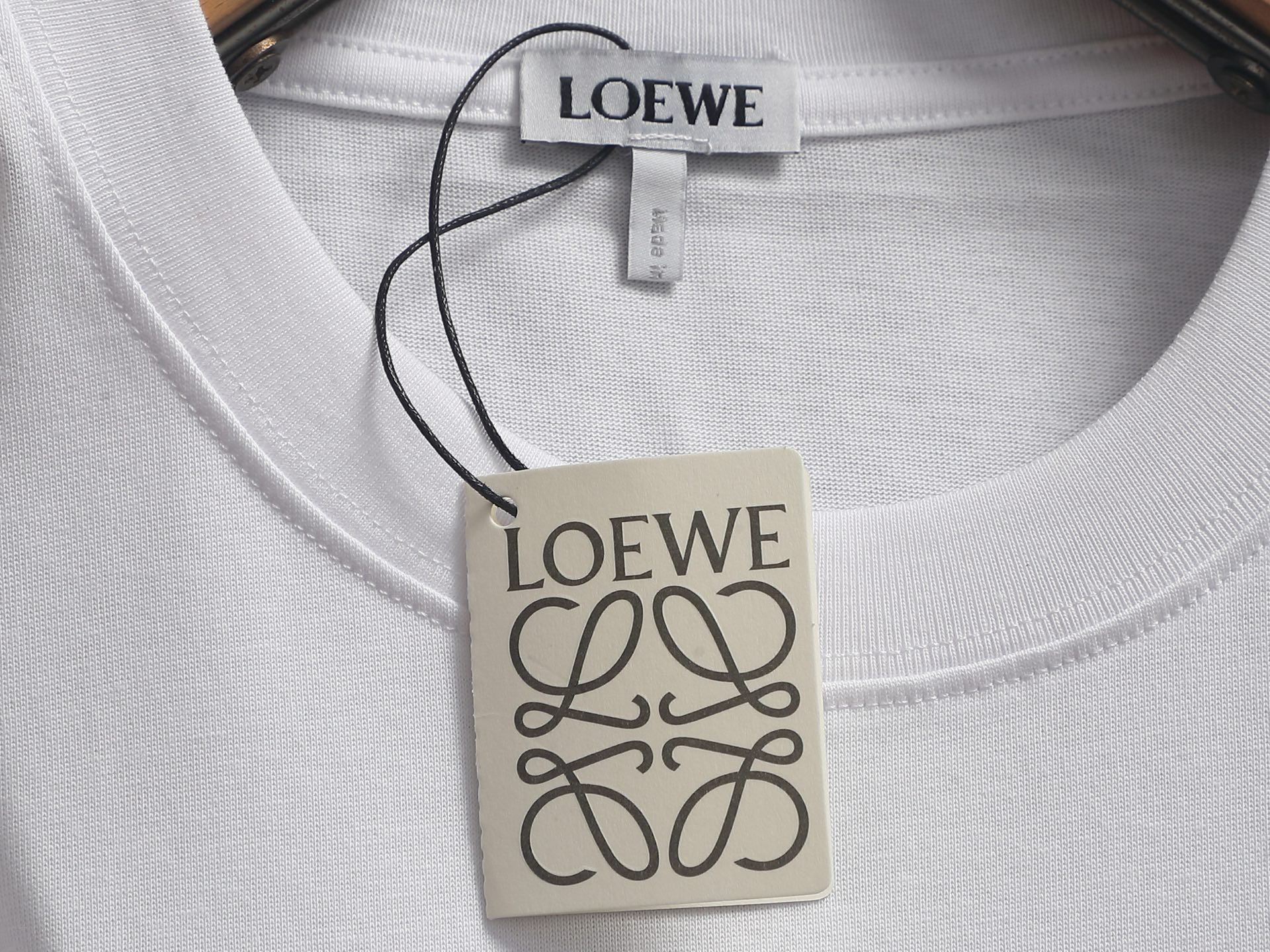 Loewe 高品质 LOEW 罗意威渐变刺绣 T恤 质棉质平纹针织圆领 T 恤 正面 LOEWE 渐变印花和 LOGO 图案立体刺绣