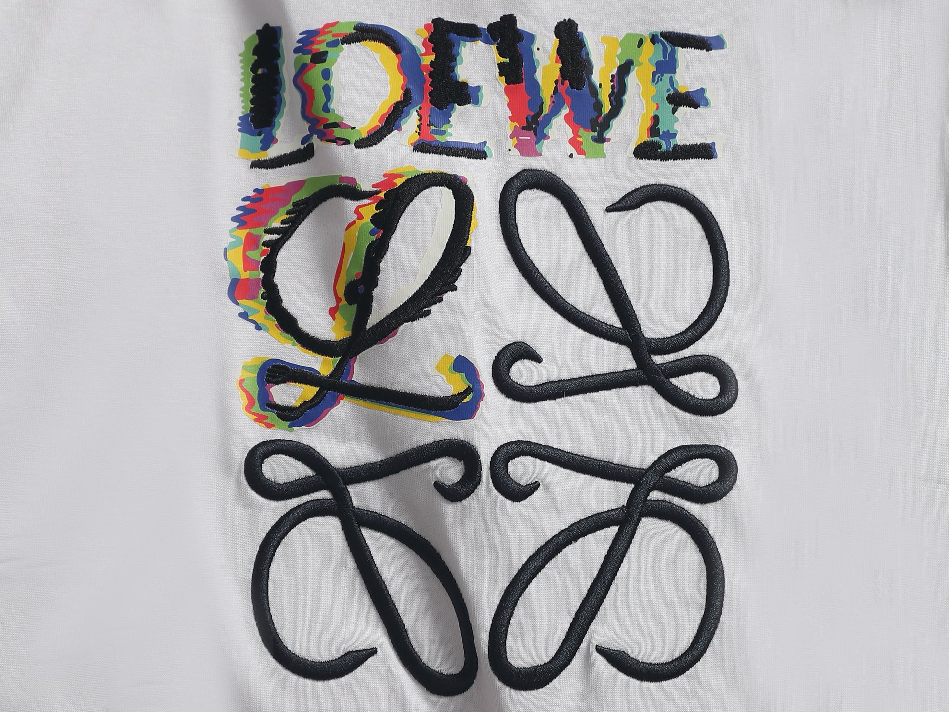 Loewe 高品质 LOEW 罗意威渐变刺绣 T恤 质棉质平纹针织圆领 T 恤 正面 LOEWE 渐变印花和 LOGO 图案立体刺绣