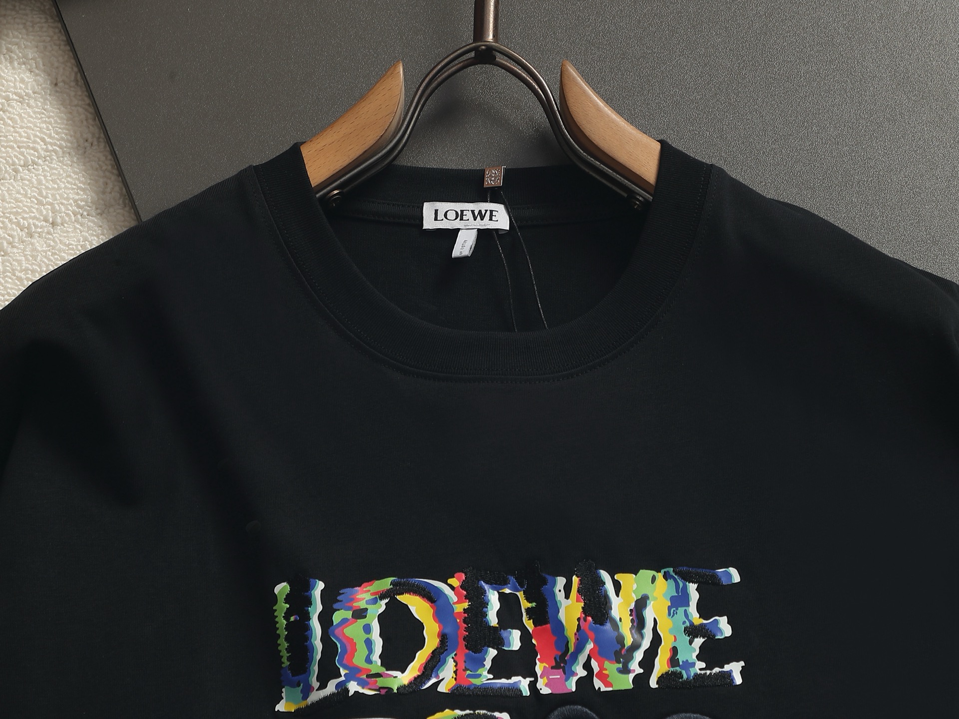 Loewe 高品质 LOEW 罗意威渐变刺绣 T恤 质棉质平纹针织圆领 T 恤 正面 LOEWE 渐变印花和 LOGO 图案立体刺绣