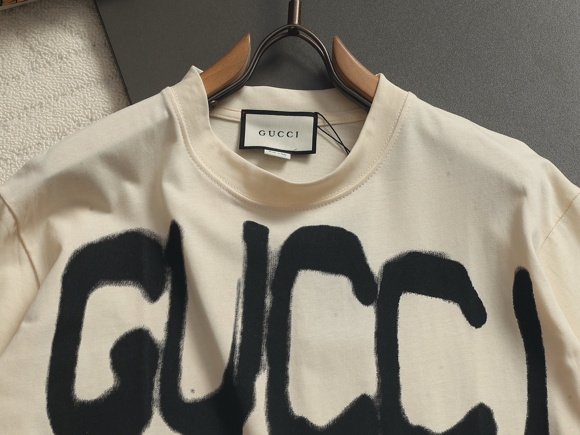 Balenciaga Gucci x Balenciaga联名喷墨涂鸦Logo印花短袖 简单的涂鸦 使用三次的印花工艺